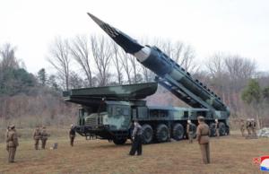 Corea del Norte prueba un nuevo misil hipersónico de combustible sólido