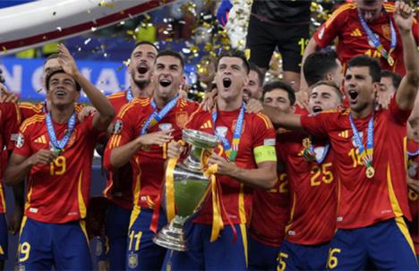 La mafia del fútbol arremete contra la selección española por sus cánticos reclamando la españolidad de Gibraltar. ¡Que se vayan a la m…!
