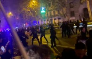 España: Ante la protesta popular, la respuesta del régimen de Sánchez es la represión indiscriminada: la ‘jaula’ para aporrear manifestantes