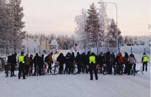 Comenzó una pesadilla en la frontera entre Rusia y Finlandia: los guardias finlandeses arrojan gases a los inmigrantes