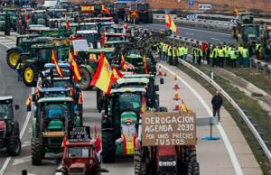 La revuelta de la tierra: Las protestas de la gente del campo y el transporte se extienden por Europa