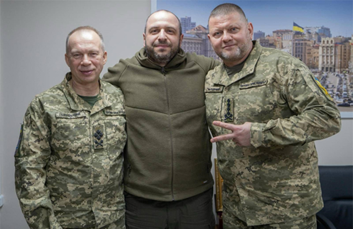 Zelenski destituye al comandante en jefe de las Fuerzas Armadas de Ucrania y lo sustituye por un general experto en derrotas. Análisis