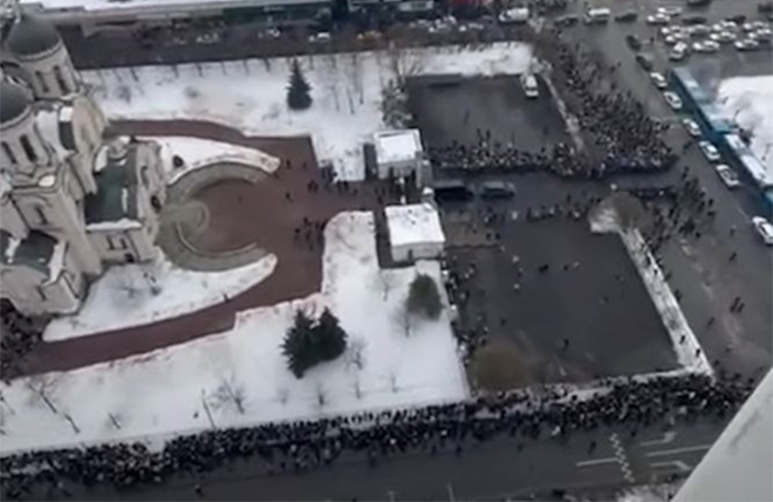 Farsa en lugar de dolor: menos de 10.000 personas asistieron al funeral de Navalny, convertido en un circo con embajadores occidentales